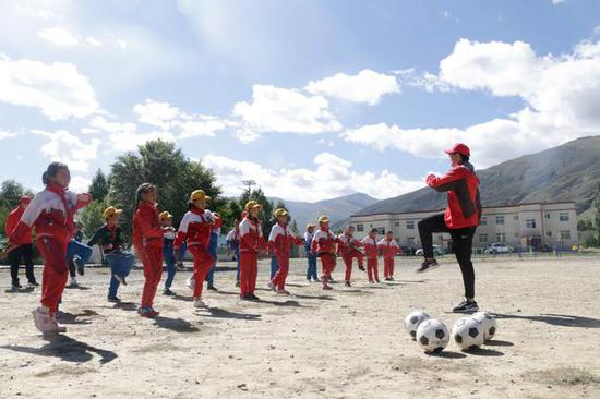 中邮消费金融公司官网_中邮消费金融行走小黑板公益项目_广东企业社会责任榜行走小黑板