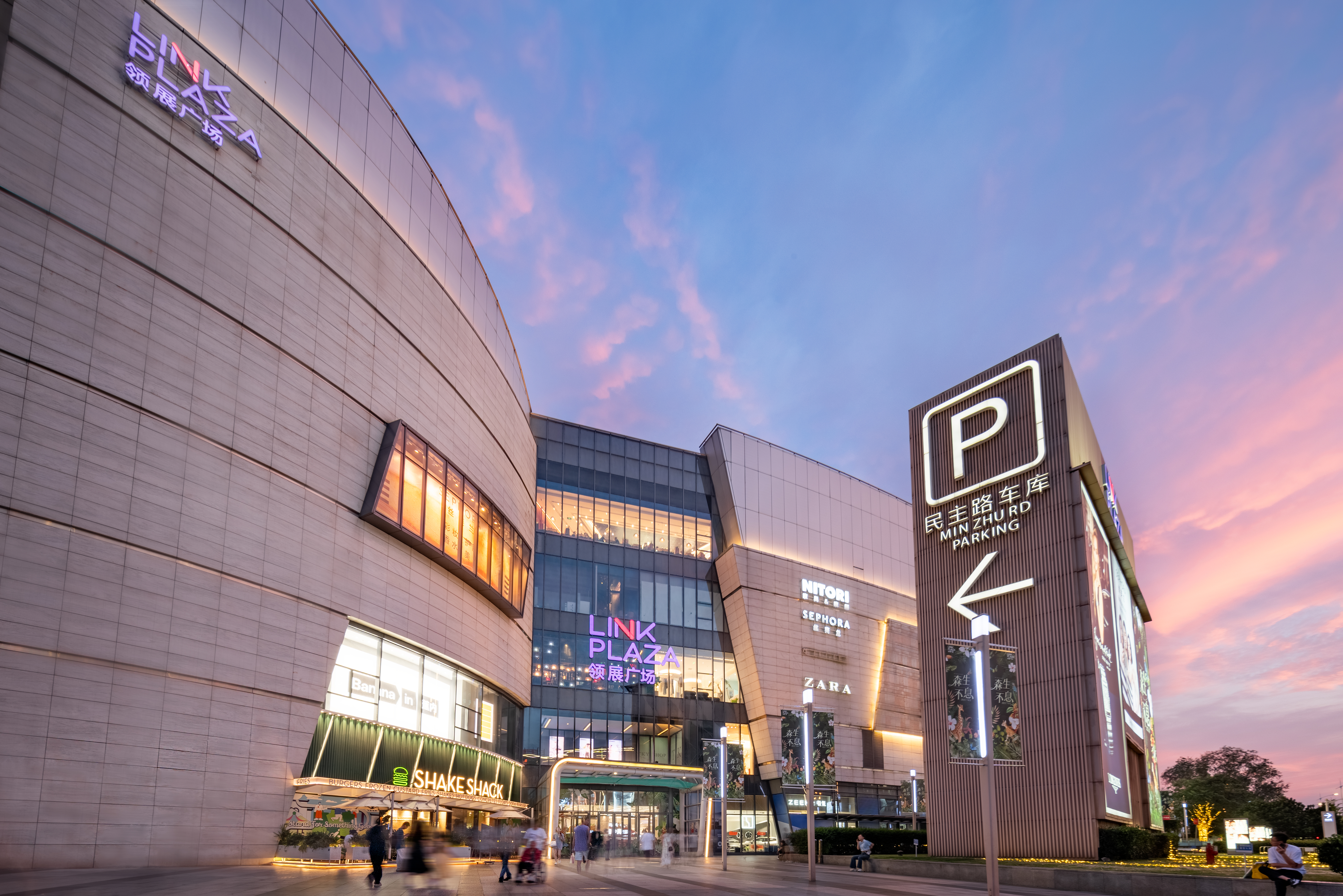 领展房托近年积极布局中国国内市场,目前持有包括商场、物流园及办公楼在内的12项物业组合,主要分布于北上广深。