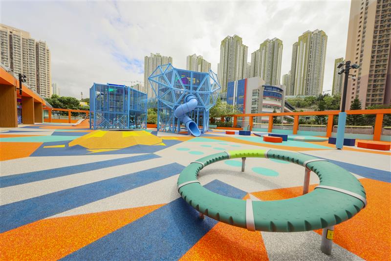 位于香港九龙的秀茂坪商场的翻新工程,是领展在香港完成的第100个资产提升项目,主要改动包括重新规划楼层空间,以及将户外露天空间升级为儿童游乐设施。