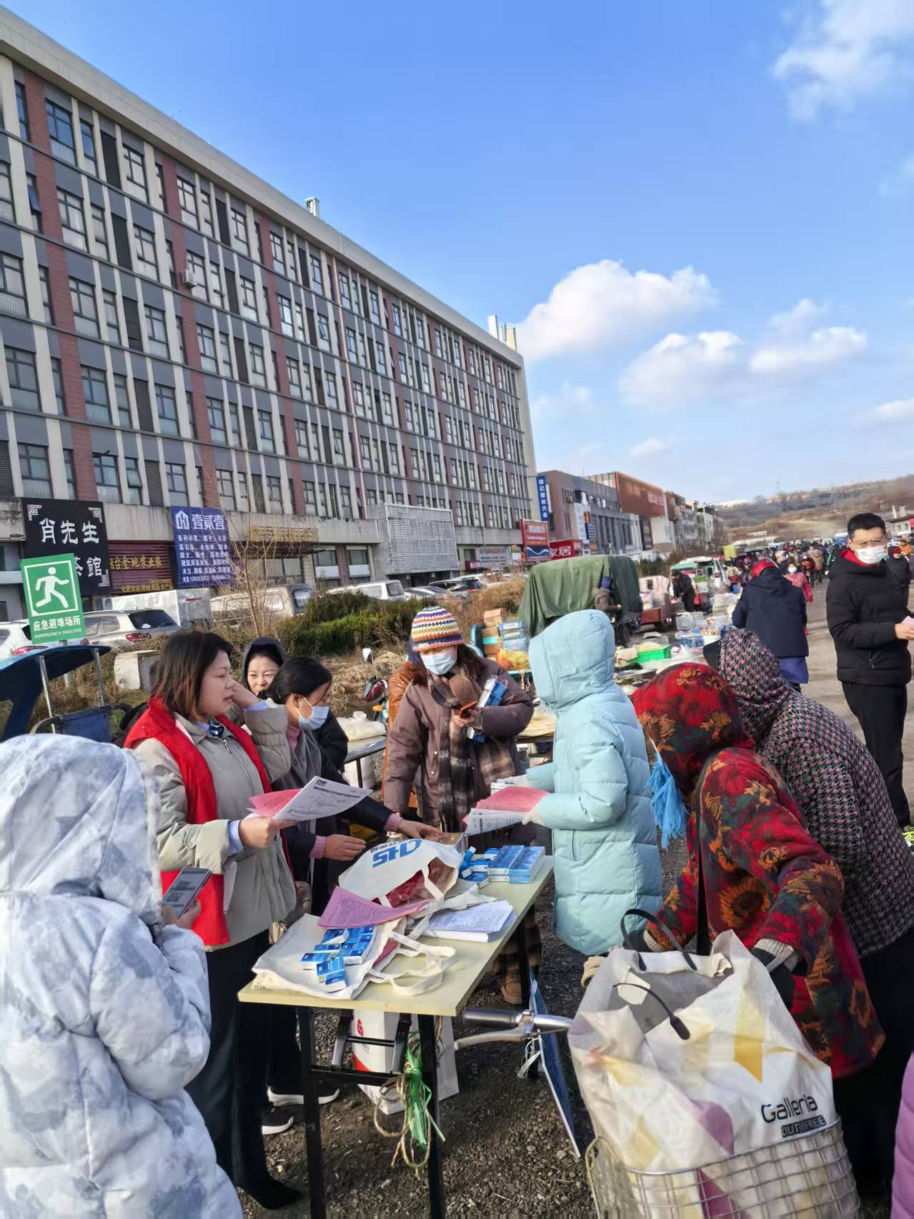 烟台农商银行芝罘区黄务支行：医保服务走进黄务大集，超实用
