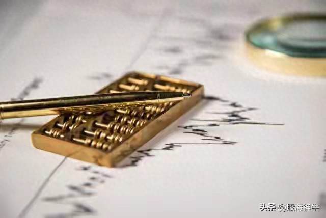 早盘三大指数低开高走，大盘上涨乏力，各板块分化明显